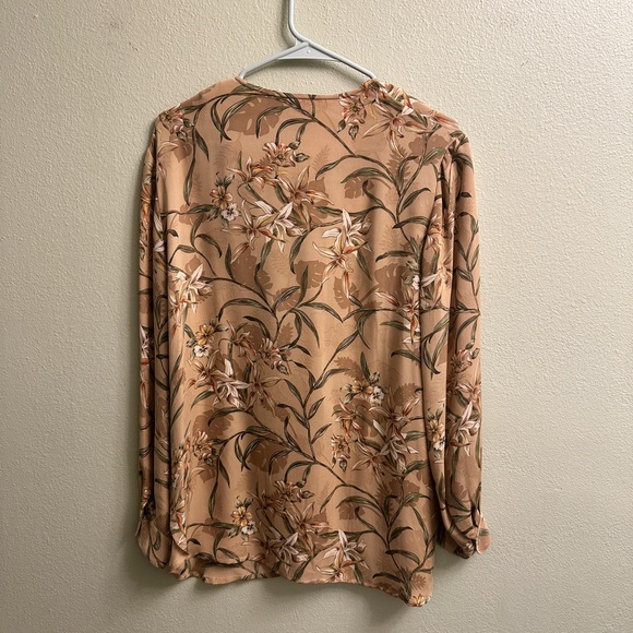 Saks Fifth Avenue Real Clothes Long Sleeve Button Down 100% Silk Blouse Size PM - Picture 2 of 6